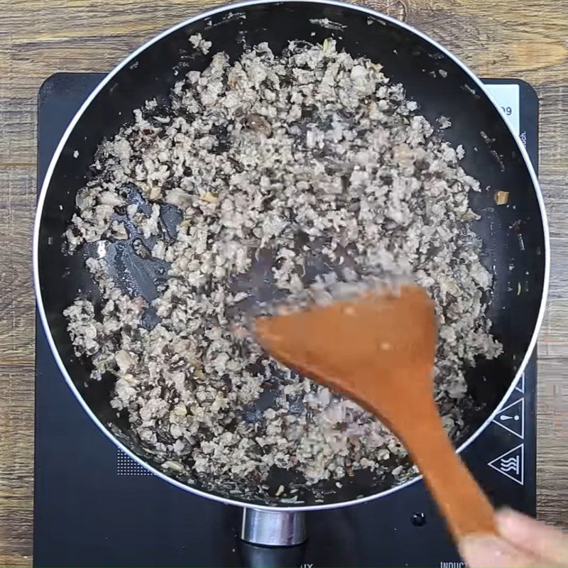 Step 3 Mix and stir-fry the filling for the meat-filled sticky rice cake