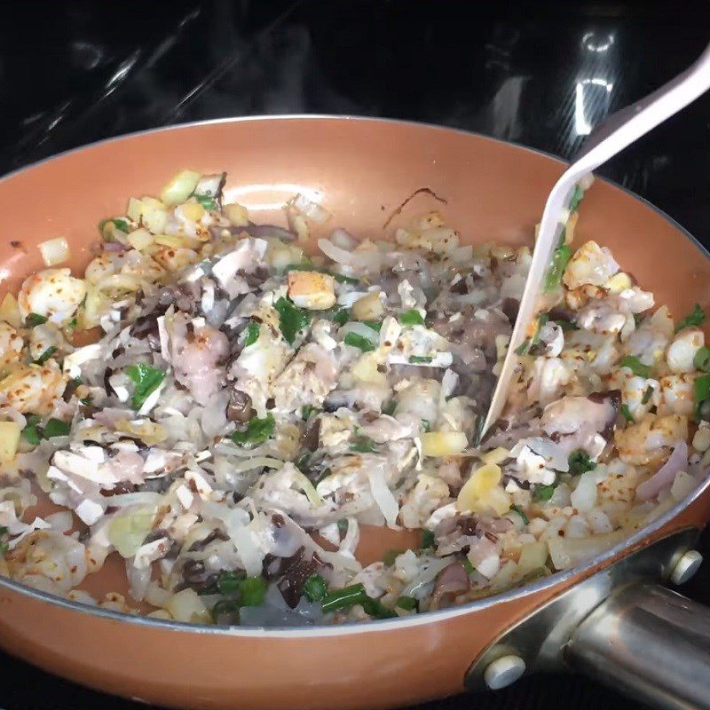 Step 7 Mix and stir-fry the filling for shrimp and pork pastry