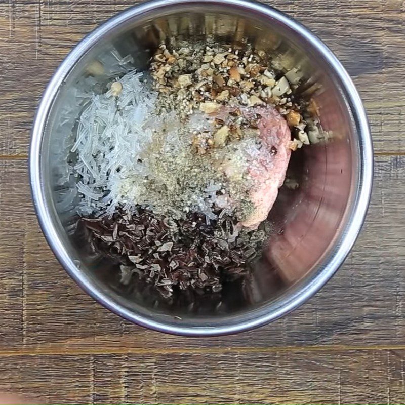 Step 3 Mix and stir-fry the filling for the meat-filled sticky rice cake