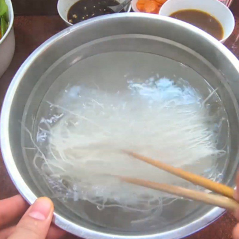 Step 4 Blanching rice noodles Vegetarian stir-fried rice noodles