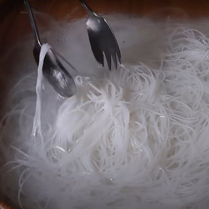 Step 4 Blanching noodles Dry stir-fried noodles