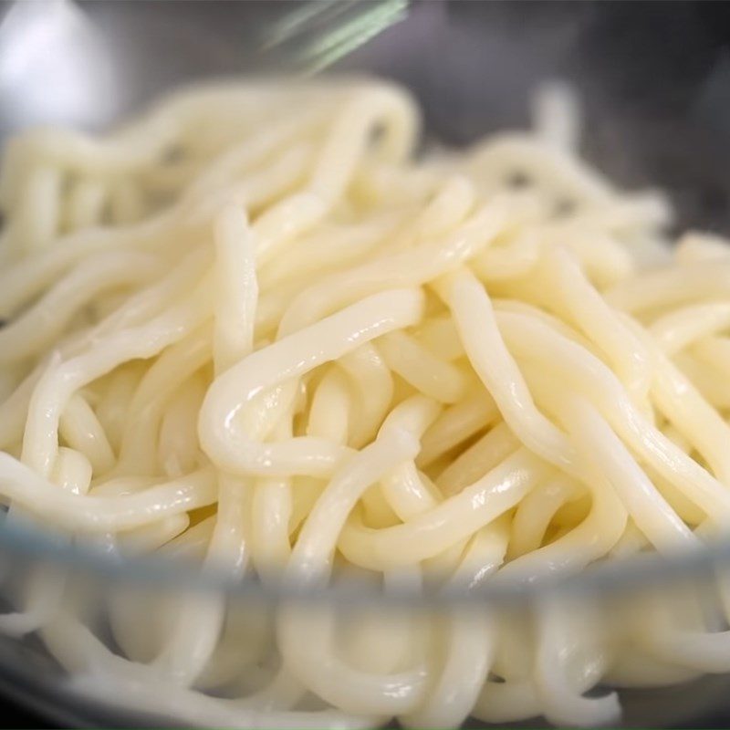 Step 3 Blanch the noodles Udon noodles stir-fried with mushrooms and meat