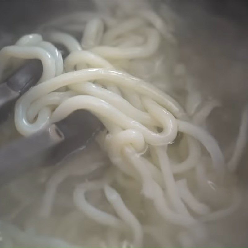 Step 3 Blanch the noodles Udon noodles stir-fried with mushrooms and meat