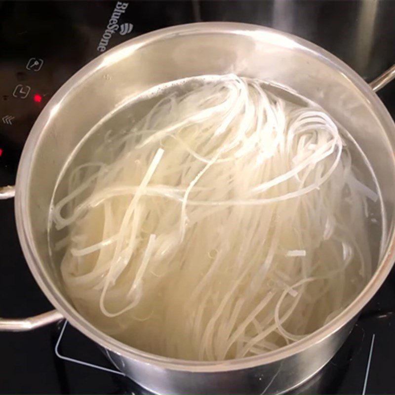 Step 6 Blanching noodles and rice noodles Vegetarian noodle dish