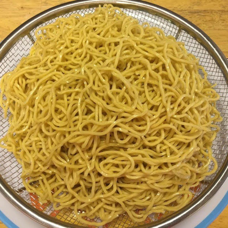 Step 6 Blanching noodles and rice noodles Vegetarian noodle dish