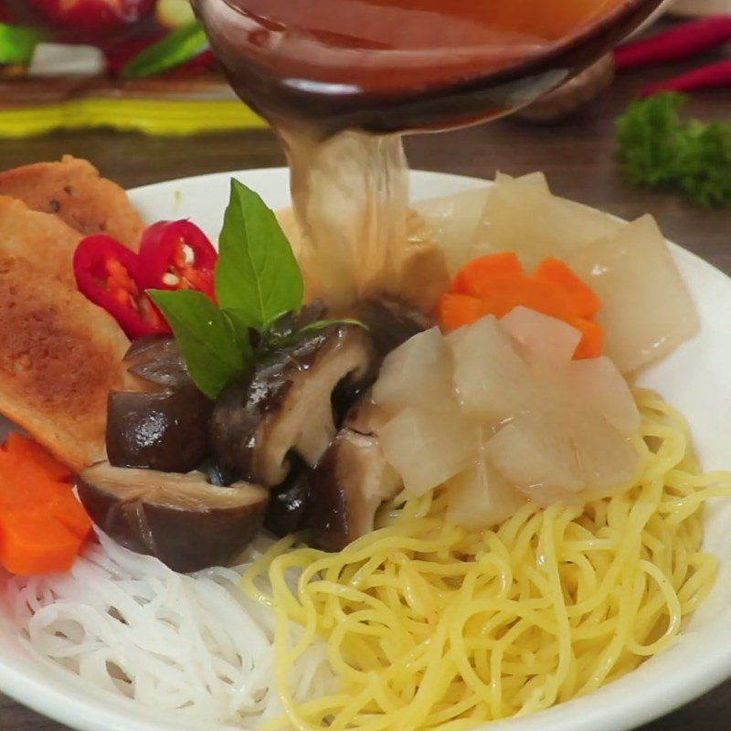 Step 6 Blanching noodles and rice noodles Vegetarian noodle dish