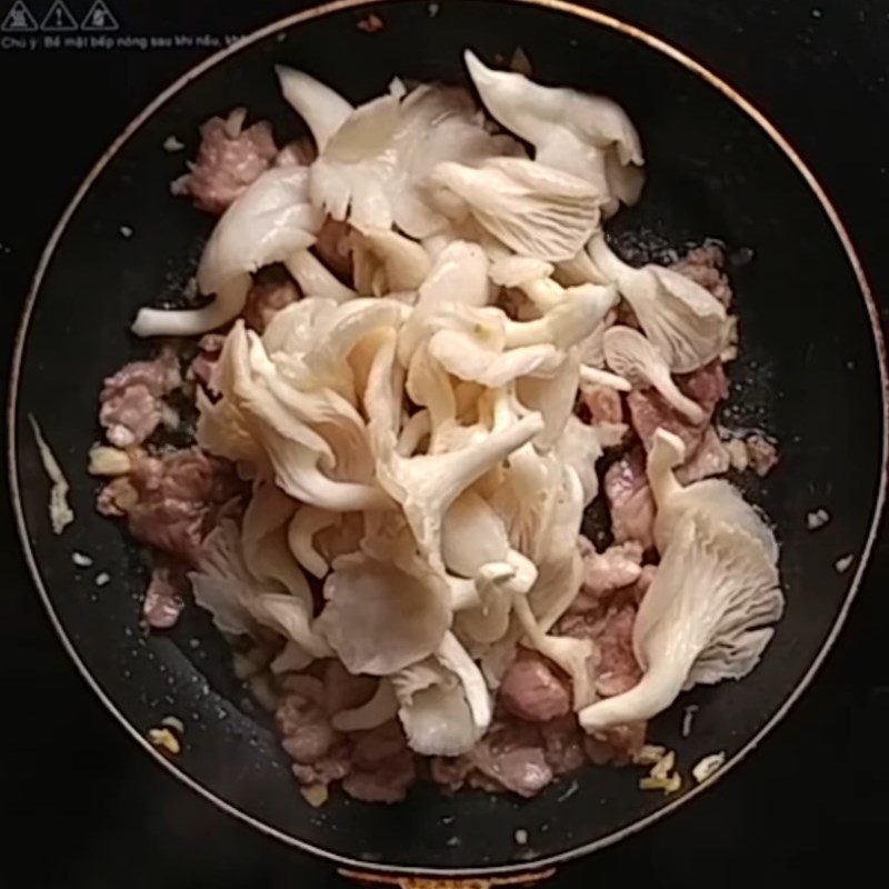 Step 3 Stir-fried mushrooms and pork Stir-fried oyster mushrooms with pork