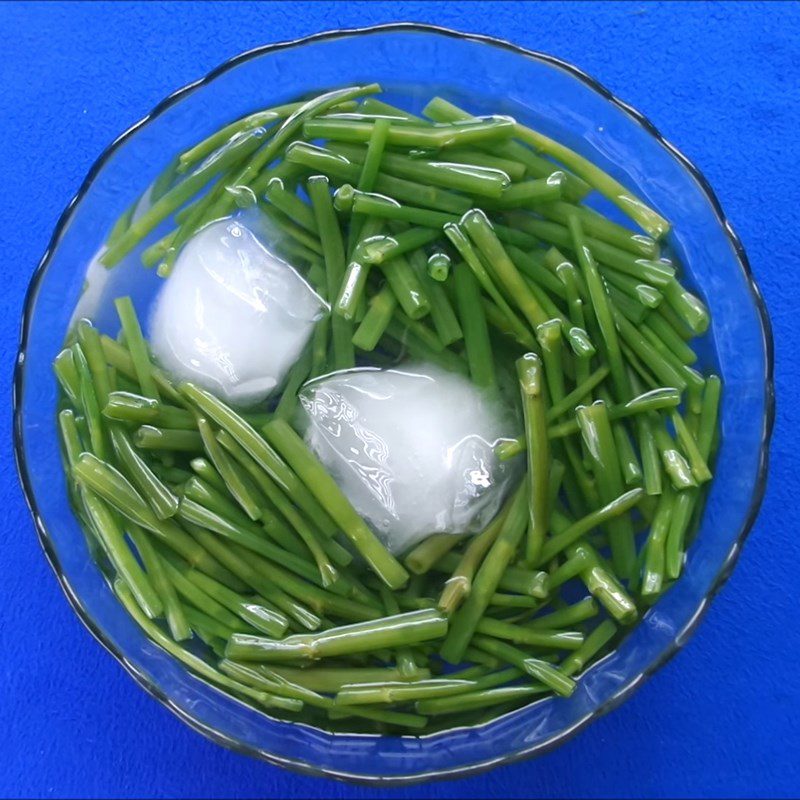 Step 3 Blanching and soaking water spinach Sweet and sour soaked water spinach