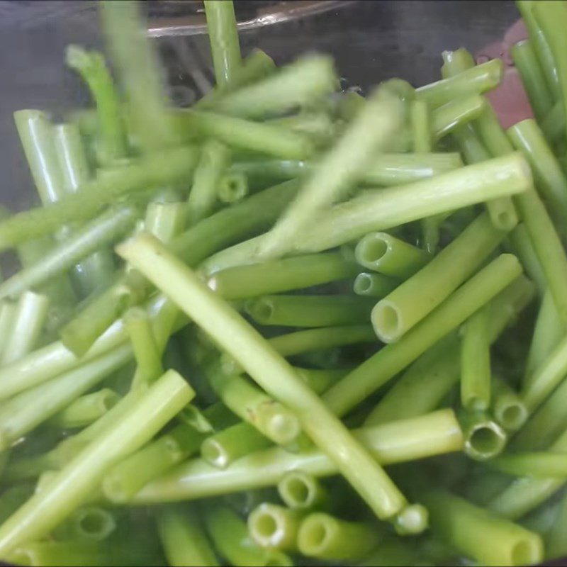 Step 3 Blanch and soak the water spinach Sweet and sour pickled water spinach