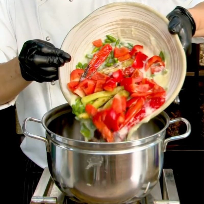 Step 2 Marinate the mixture for the salted chicken dipping sauce with bell peppers