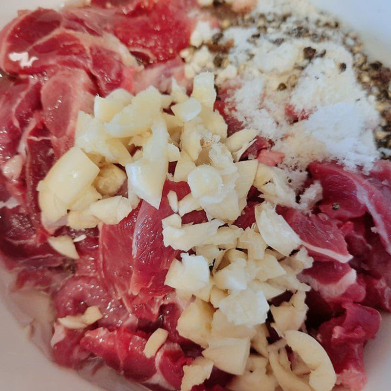 Step 2 Marinate the beef for Stir-fried Beef with Green Beans