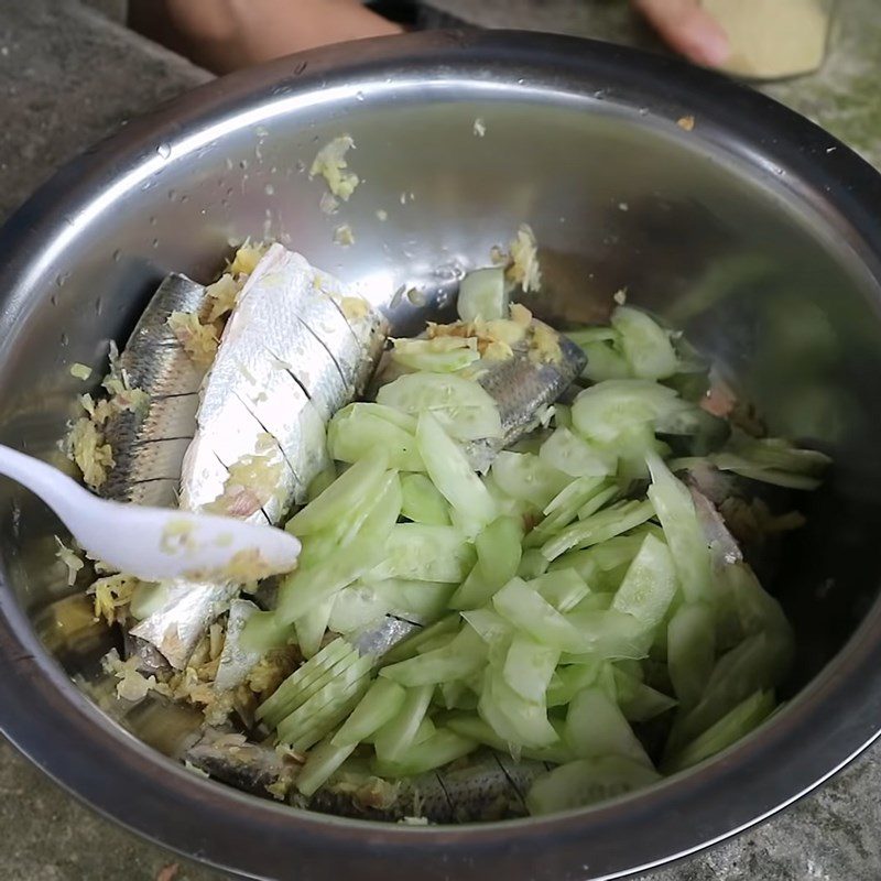 Step 2 Marinate the fish Fried sardines