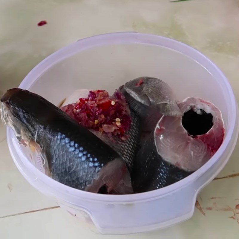 Step 3 Marinate the fish Sour fish cooked with giang leaves