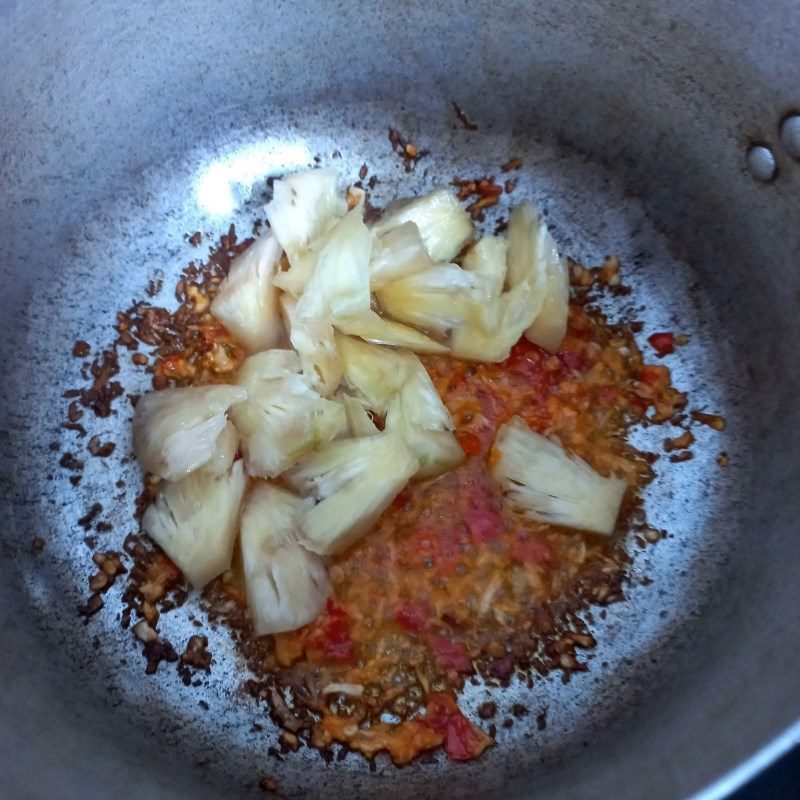 Step 3 Marinating fish Mackerel in caramel sauce (recipe shared by users)