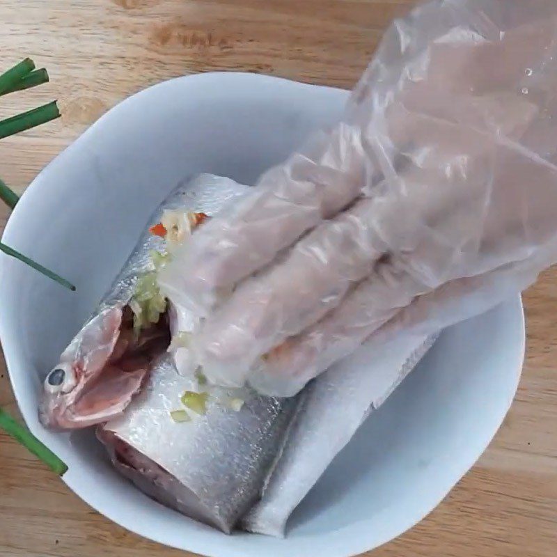 Step 3 Marinate the fish and cook the fish soup