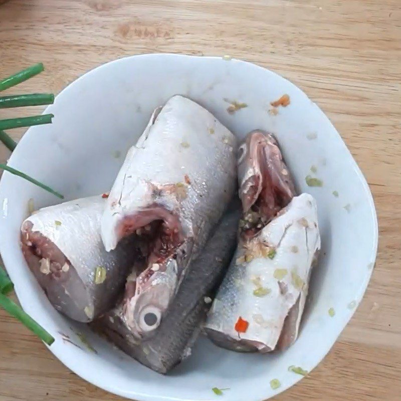 Step 3 Marinate the fish and cook the fish soup