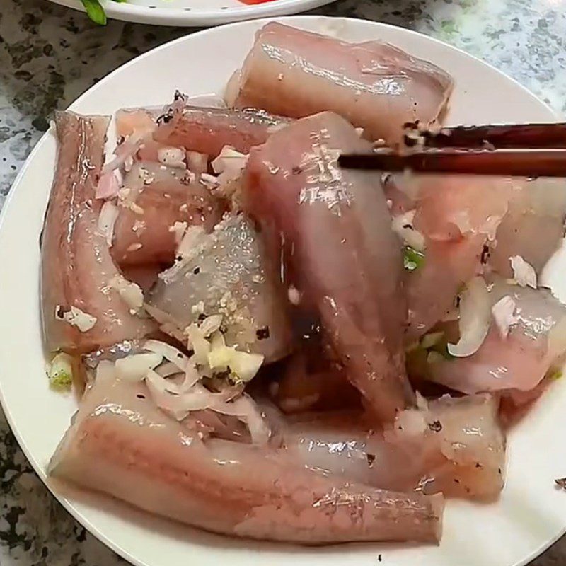 Step 2 Marinate the fish for Braised Snakehead Fish with Vegetables