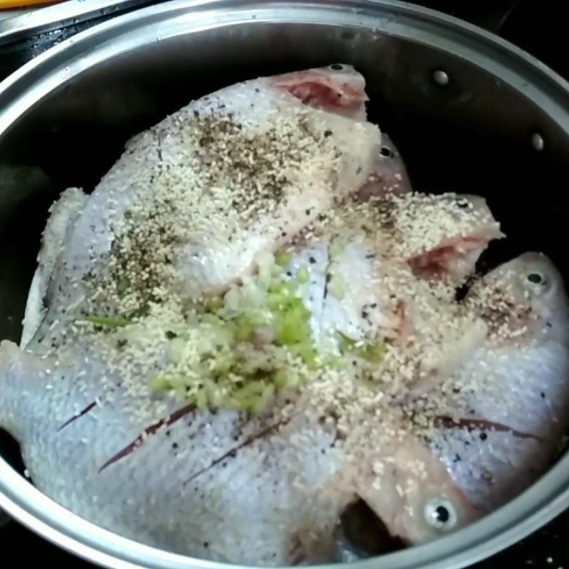 Step 2 Marinating the fish Grilled frogfish with salt and chili