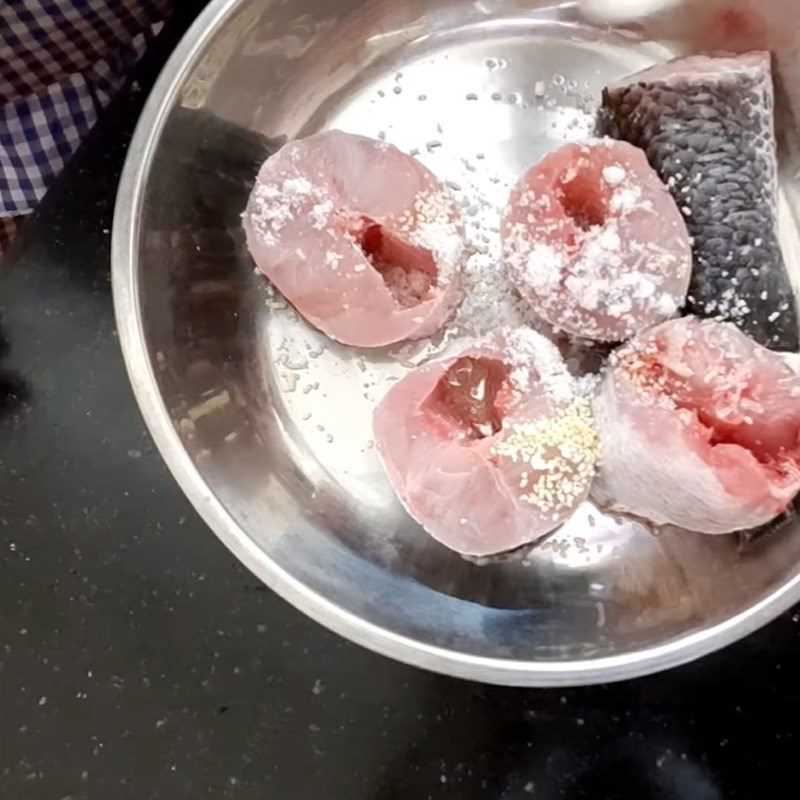 Step 2 Marinate the fish for Snakehead fish braised with green banana and turmeric