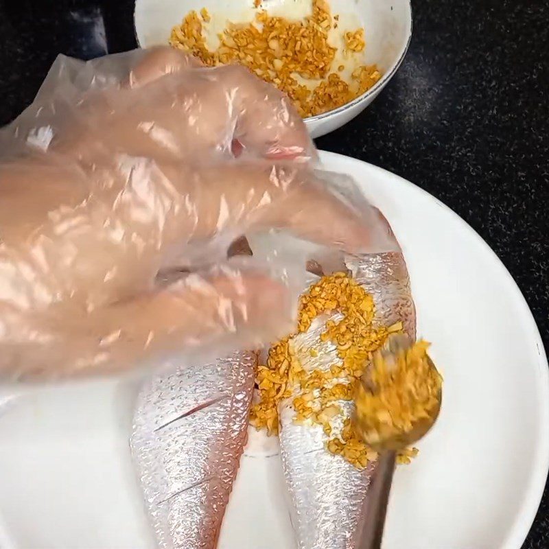 Step 2 Marinate the fish Fried fish with lemongrass and dried chili