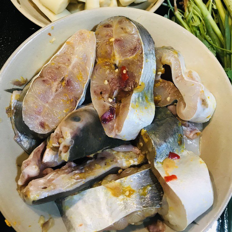 Step 2 Marinate the fish Catfish stew with bamboo shoots