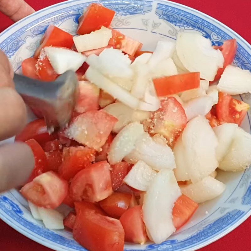 Step 2 Marinate the tomatoes and onions for Stir-fried Onions with Tomatoes