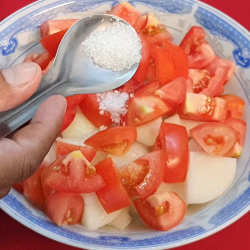 Step 2 Marinate the tomatoes and onions for Stir-fried Onions with Tomatoes