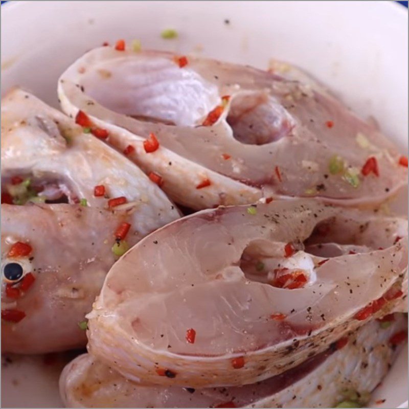 Step 2 Marinate red tilapia Red tilapia in clay pot