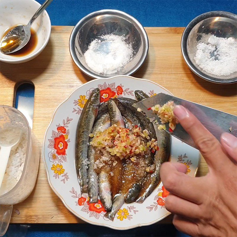 Step 3 Marinate snakehead fish for snakehead fish braised with pepper