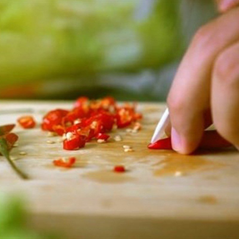 Step 2 Chop garlic and chili Fried snakehead fish with fish sauce