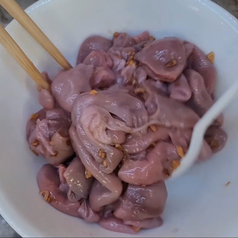 Step 2 Marinate pig intestines Fried pig intestines