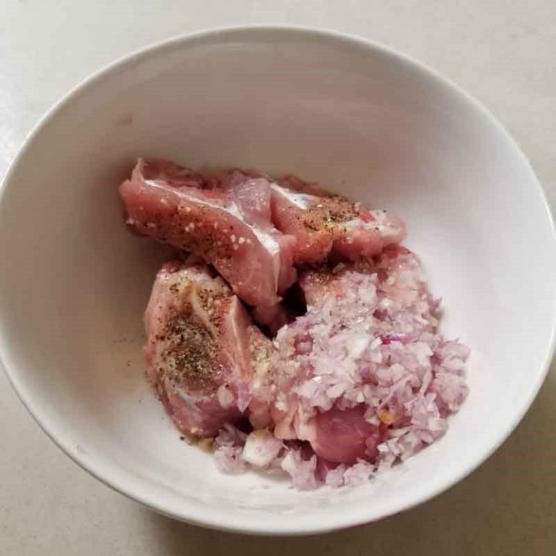 Step 3 Marinate minced meat and pork bones for minced meat and pork bone cabbage soup with carrot