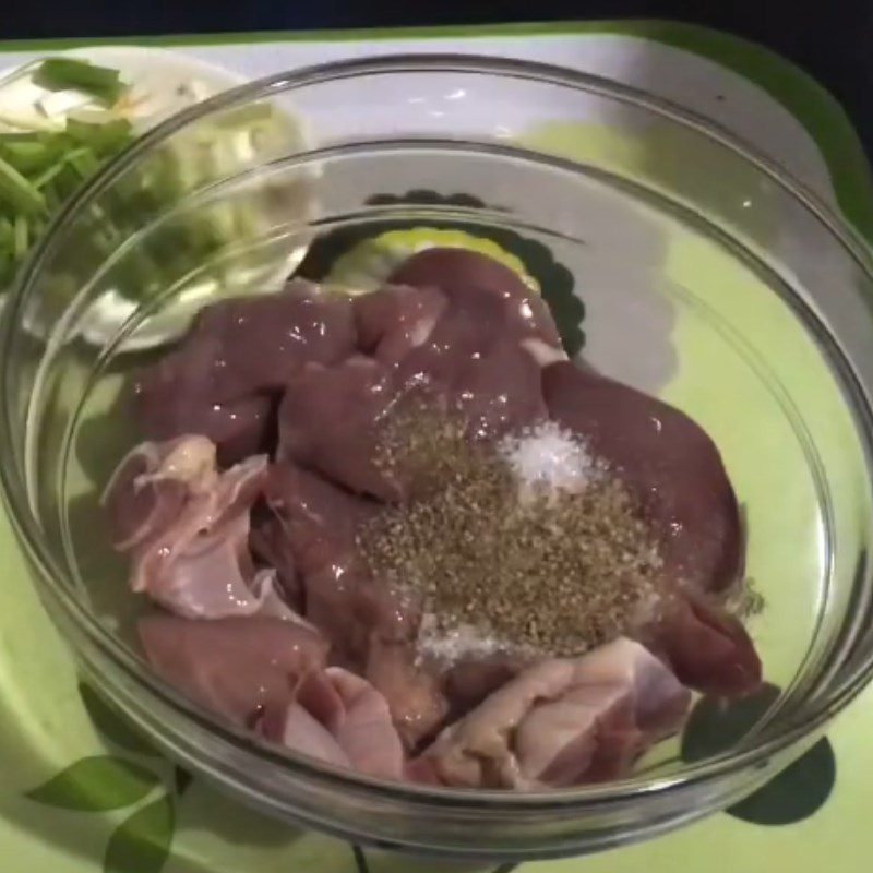 Step 3 Marinate chicken intestines Chicken intestines stir-fried with onions