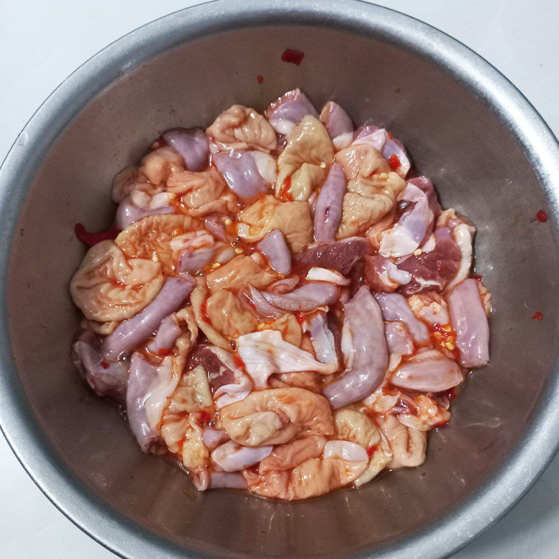 Step 3 Marinate the pig intestines Fried pig intestines with garlic and chili