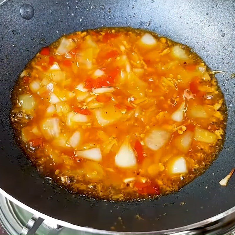 Step 3 Fry sausages with fish sauce Fried fish sauce sausages