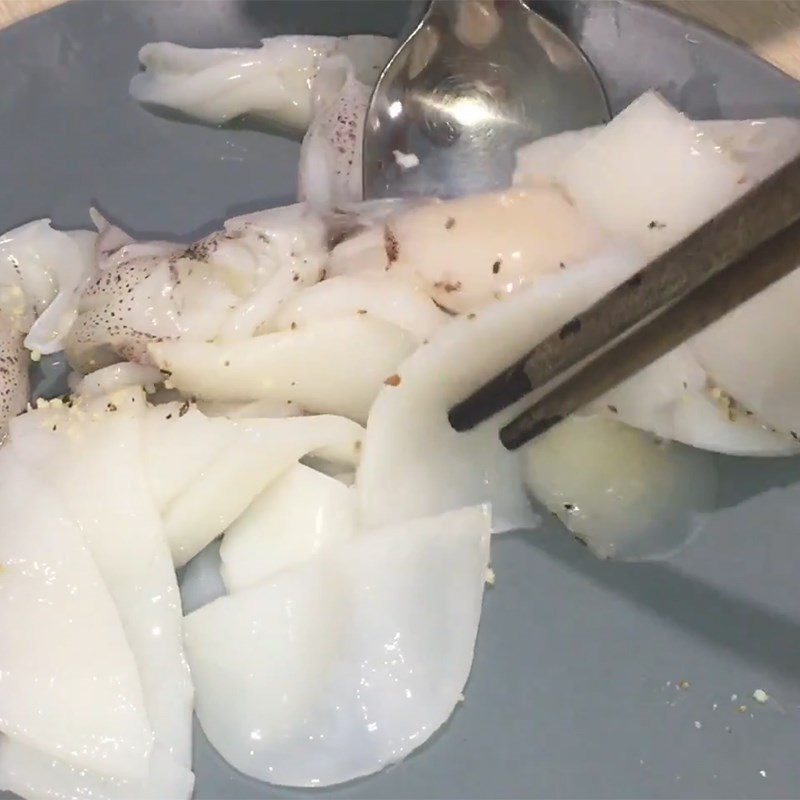 Step 3 Marinate squid Stir-fried squid with bell peppers and tomatoes