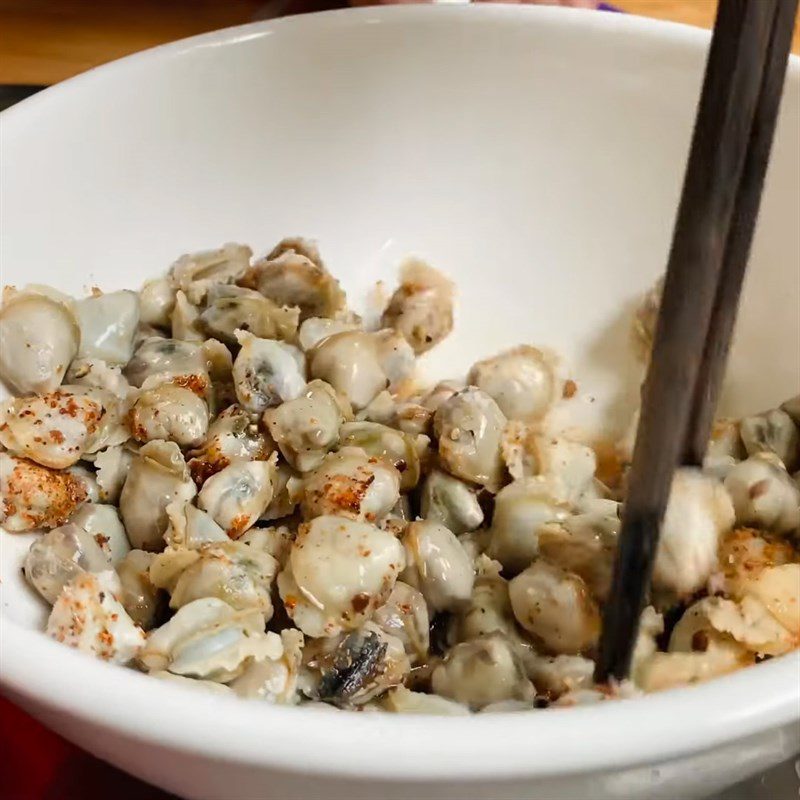 Step 3 Marinate the clams Sweet potato leaf soup with clams