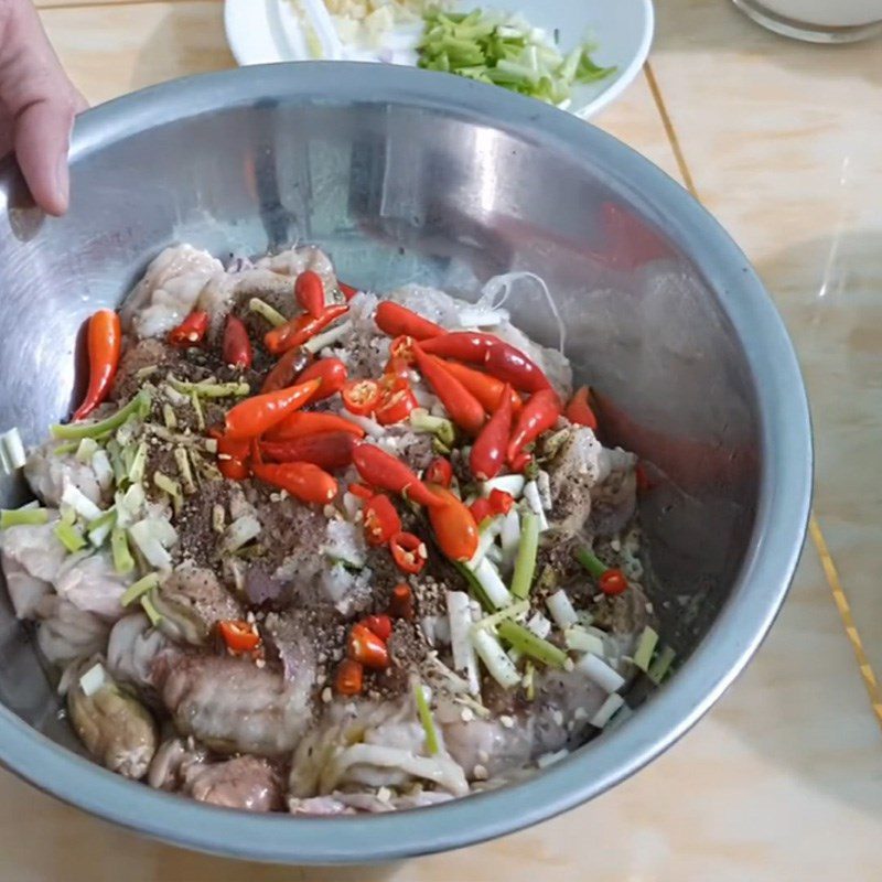 Step 2 Marinate snakehead fish intestines Snakehead fish intestines braised with pepper