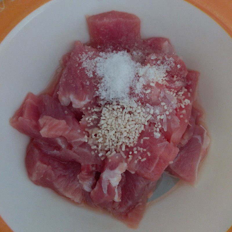 Step 2 Marinate the meat Stir-fried green beans with oyster mushrooms and minced pork