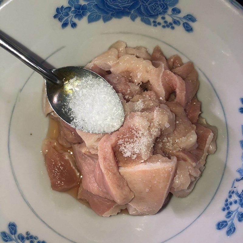 Step 3 Marinate the meat Fresh bamboo shoots stir-fried with pork