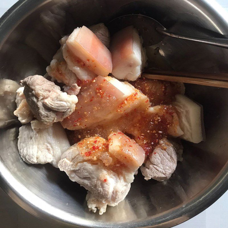 Step 3 Marinate the meat Fresh bamboo shoots stir-fried with pork