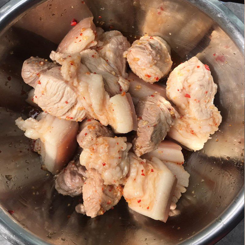 Step 3 Marinate the meat Fresh bamboo shoots stir-fried with pork