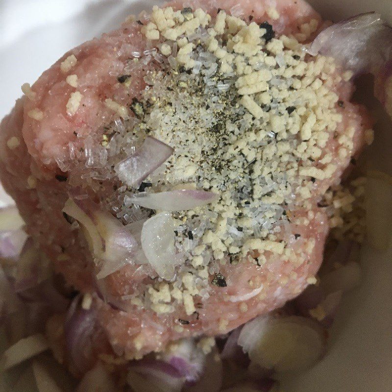 Step 2 Marinate the meat Bitter melon soup with minced meat