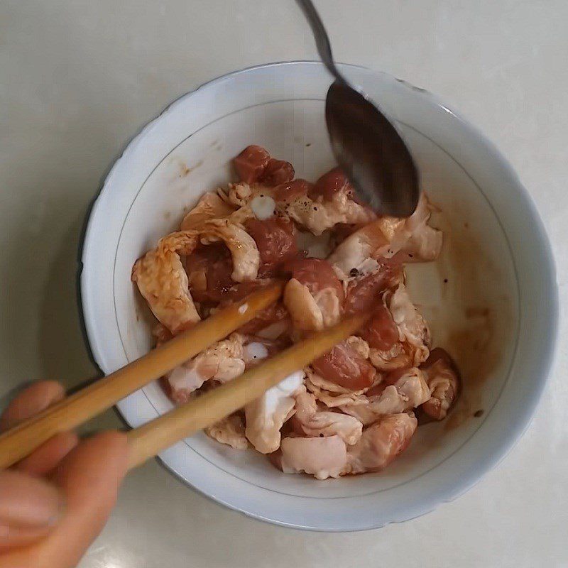 Step 2 Marinate the meat for stir-fried okra with pork belly