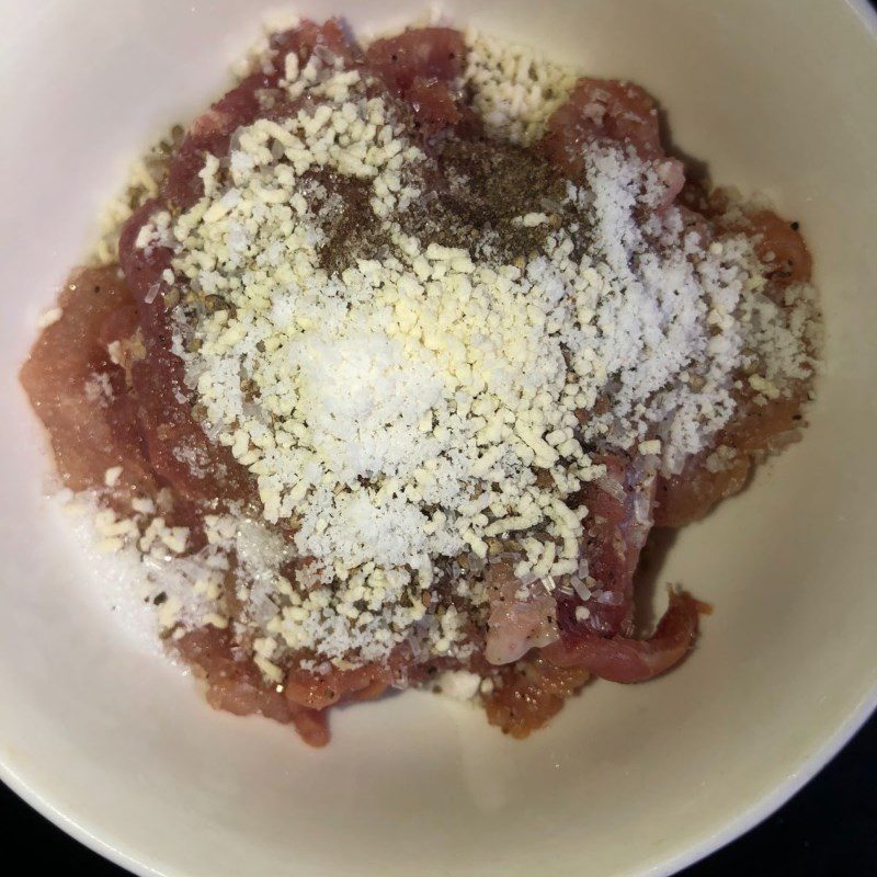 Step 3 Marinate the meat Stir-fried dry gourd with pork