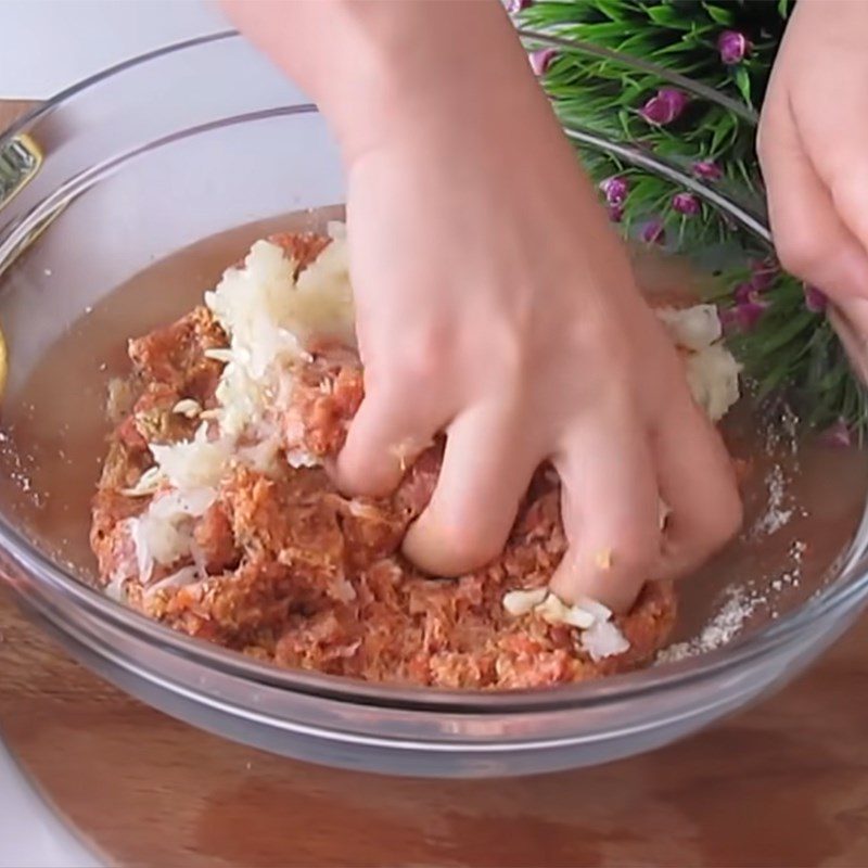 Step 2 Marinate minced meat for grilled eggplant rolls