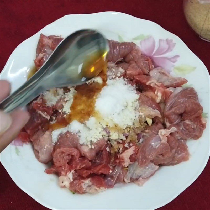 Step 3 Marinate the beef for the beef mustard greens soup