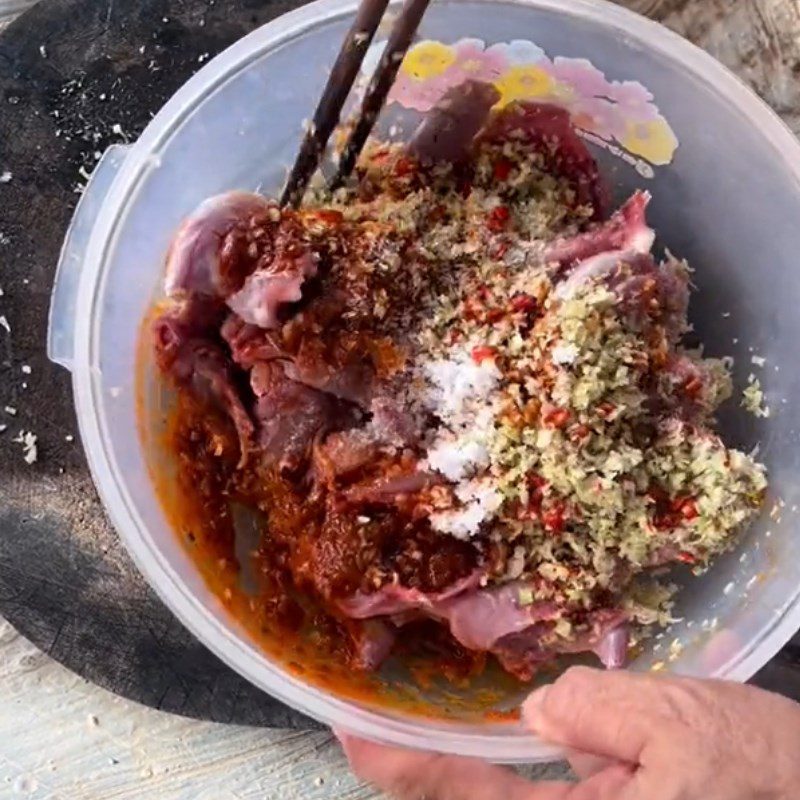 Step 2 Marinate the mouse meat for Grilled Mouse with Satay