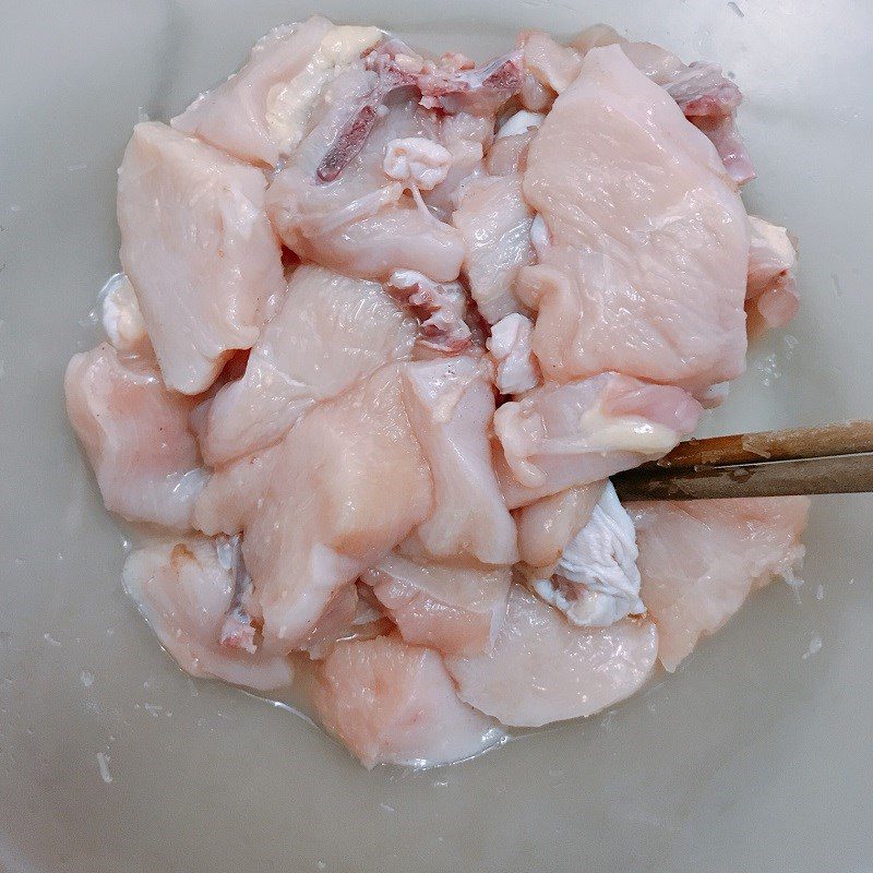 Step 2 Marinate the chicken for Chicken braised with lime leaves