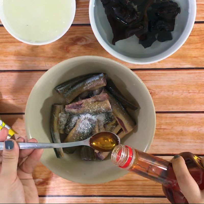 Step 3 Marinating eel Stir-fried eel